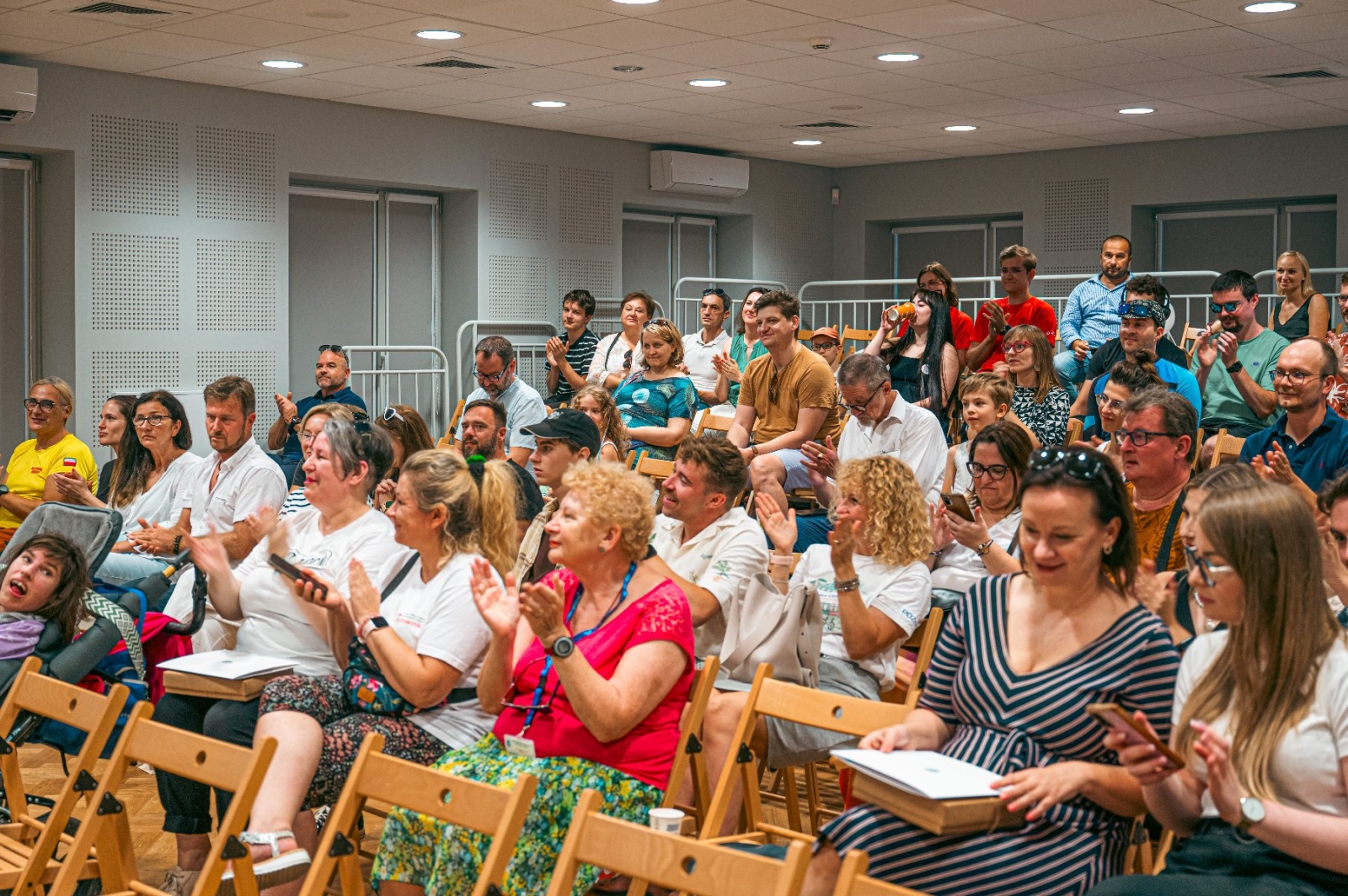 Audience applauding during the “Initiator of the Year” award ceremony. Among them are people with disabilities, caregivers, families, and organizers.